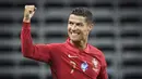 Penyerang Portugal, Cristiano Ronaldo,  merayakan gol yang dicetaknya ke gawang Swedia pada laga UEFA Nations League di Stadion Friends Arena, Rabu (9/9/2020) dini hari WIB. Portugal menang 2-0 atas Swedia. (AFP/Janerik Henriksson/TT News Agency)