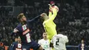 Bek Paris Saint-Germain (PSG) Sergio Ramos dan kiper Olympique Marseille Pau Lopez berebut bola pada babak 16 besar Coupe de France atau Piala Prancis 2022-23 di Stade Velodrome, Kamis (9/2/2023) dini hari WIB. PSG sekarang telah kalah tiga kali pada tahun 2023 dan kekalahan Piala Prancis ini terjadi kurang dari seminggu sebelum menghadapi Bayern Muenchen di leg pertama babak 16 besar Liga Champions. (AP Photo/Laurent Cipriani)