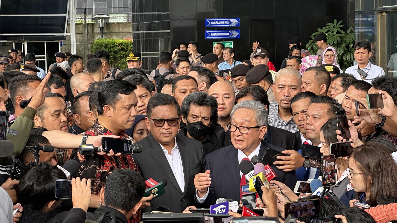 Sekjen PDIP Hasto Kristiyanto selesai menjalani pemeriksaan penyidik Komisi Pemberantasan Korupsi (KPK) terkait kasus dugaan suap pergantian antarwaktu (PAW) Harun Masiku, Senin (13/1/2025).