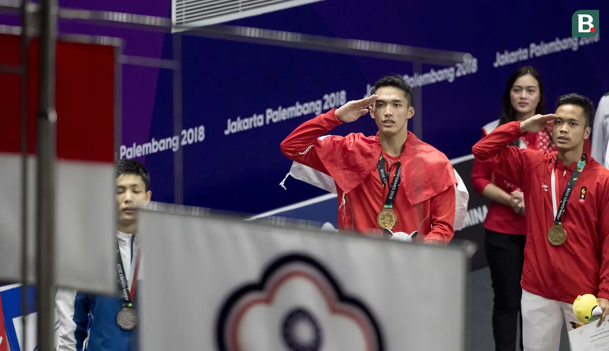 Pebulutangkis Indonesia, Jonatan Christie, menyanyikan lagu Indonesia raya usai final tunggal putra bulutangkis di Istora Senayan, Selasa (28/8/2018). Jonatan menang 21-18, 20-22, 21-15 atas wakil China Taipei, Chou Tien Chen. (Bola.com/Peksi Cahyo)