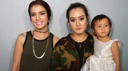 Sheila Marcia dan Melodya Vanessa berpose dengan dua bocah usai mengisi program talk show di kawasan Tendean, Jakarta, Senin (19/9). (Liputan6.com/Herman Zakharia)