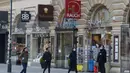 Sejumlah orang berjalan melewati toko yang dibuka kembali di jalan Graben di Wina, Austria,  (14/4/2020). Austria menjadi salah satu negara pertama di Eropa yang melonggarkan kebijakan karantina nasional atau “lockdown” pandemi virus corona. (Xinhua/Guo Chen)