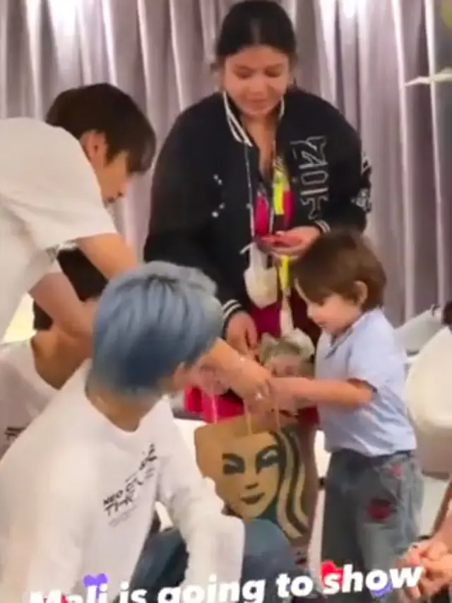 Mali Mengantongi Banyak Snack dari NCT 127.