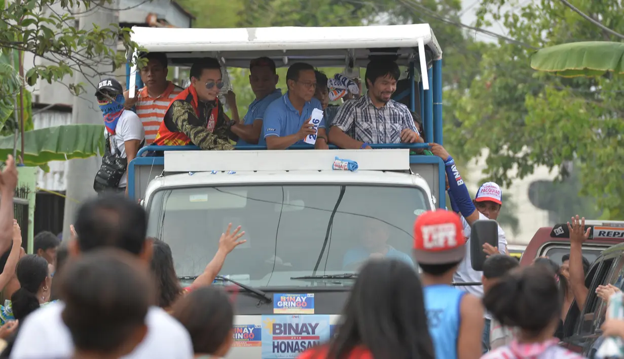 Sejumlah warga antusias melihat Manny Pacquiao berkampanye di kota Calamba, Provinsi Laguna, selatan Manila (28/4). Manny Pacquiao akan ikut  pemilihan menjadi senat Filipina. (AFP PHOTO/TED aljibe)