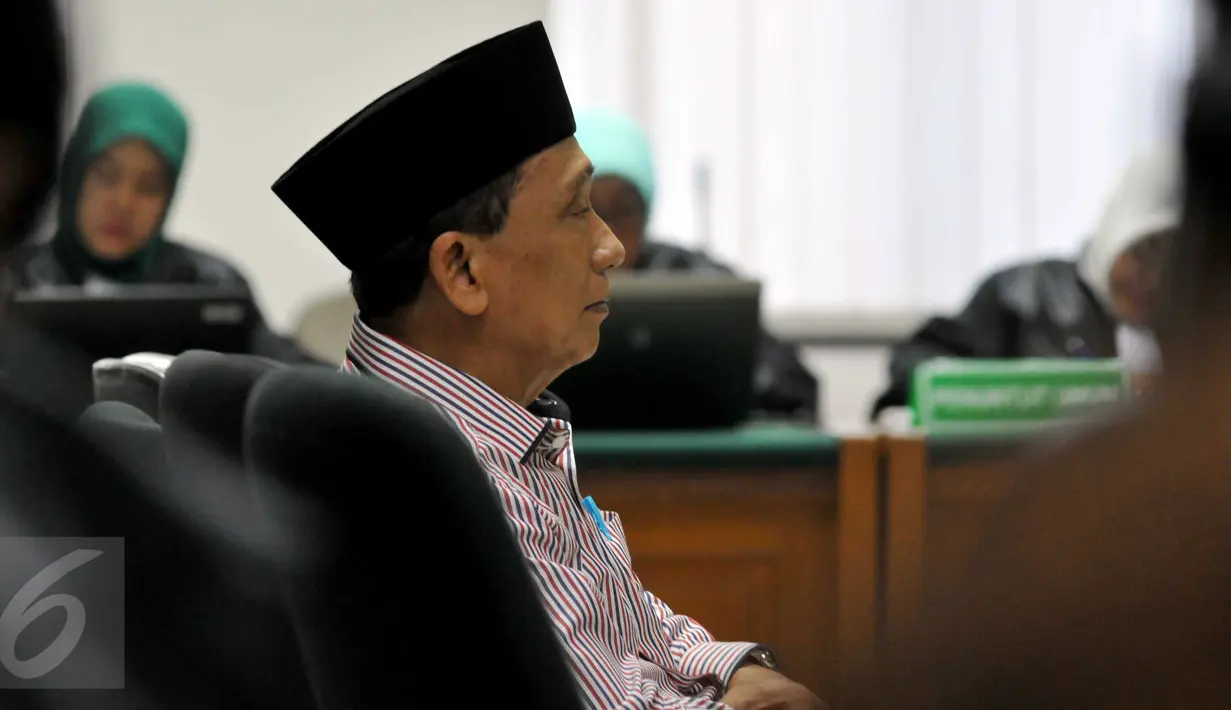 Mantan Bupati Bangkalan Fuad Amin mendengarkan pembacaan vonis oleh Majelis Hakim di Pengadilan Tipikor, Jakarta, Senin (19/10). Terdakwa penerima suap kasus jual beli gas alam Bangkalan itu divonis delapan tahun penjara. (Liputan6.com/Helmi Afandi)