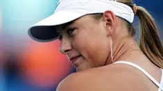 Petenis Rusia, Maria Sharapova saat bertanding melawan Daniela Hantuchova pada turnamen Pilot Pen Tennis di Pusat Tenis Connecticut di Universitas Yale di New Haven, Connecticut pada 23 Agustus 2004. Maria Sharapova menyatakan pensiun pada Rabu 26 Februari 2020. (AFP/Jed Jacobsohn/Getty Images)