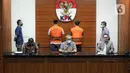 <p>Wakil Ketua KPK Alexander Marwata (tengah) menyampaikan keterangan terkait penetapan tersangka kasus dugaan korupsi pengadaan tanah pembangunan SMKN 7 Tangerang Selatan di Gedung Merah Putih KPK, Jakarta, Selasa (26/4/2022). KPK menetapkan satu pejabat di Dinas Pemprov Banten dan dua pihak swasta dalam kasus dugaan korupsi pengadaan tanah untuk pembangunan SMKN 7 Tangerang Selatan. (Liputan6.com/Faizal Fanani)</p>