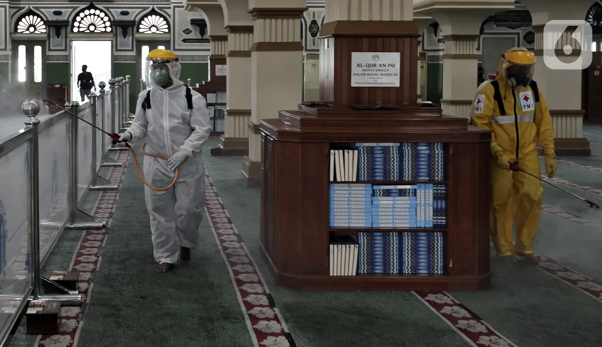 Petugas PMI menyemprotkan cairan disinfektan di Masjid Agung Al Azhar, Jakarta, Rabu (3/6/2020). Penyemprotan tersebut untuk mencegah penyebaran virus corona COVID-19 di rumah ibadah jika nantinya kembali dibuka untuk umum saat pemberlakuan new normal. (Liputan6.com/Johan Tallo)