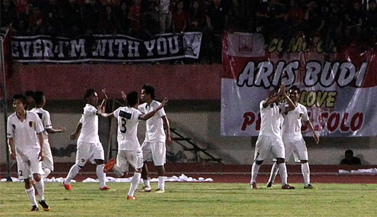 Sejumlah pemain PPSM Magelang merayakan gol ke gawang Persis Solo pada laga perdana grup C Piala Kemerdekaan di Solo, Jateng, Sabtu (15/8/2015). Persis takluk 2-3 dari PPSM. (Bola.com/Vincensius Sarwono)
