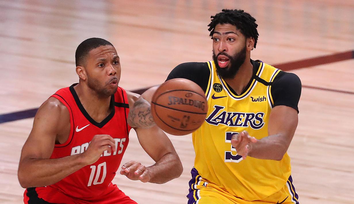 Pebasket LA Lakers, Anthony Davis, berebut bola dengan pebasket Houston Rockets, Eric Gordon, pada semifinal playoff NBA di ESPN Wide World Sports, Orlando, Jumat (11/9/2020). LA Lakers menang 110-100 atas Houston Rockets. (AFP/Michael Reaves/Getty Images)