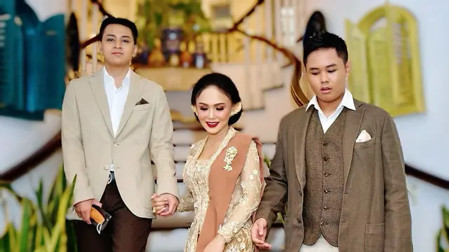6 Potret Kompak Yuni Shara dan Kedua Putranya di Acara Nikahan Atta-Aurel