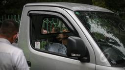 Sesosok mayat ditemukan dalam sebuah mobil di kawasan Taman Wiladatika, Jakarta Timur, Minggu (3/5/2015). Mayat pria yang diketahui bernama Sunoto (41) tersebut ditemukan oleh seorang penyapu jalanan. (Liputan6.com/Faizal Fanani)