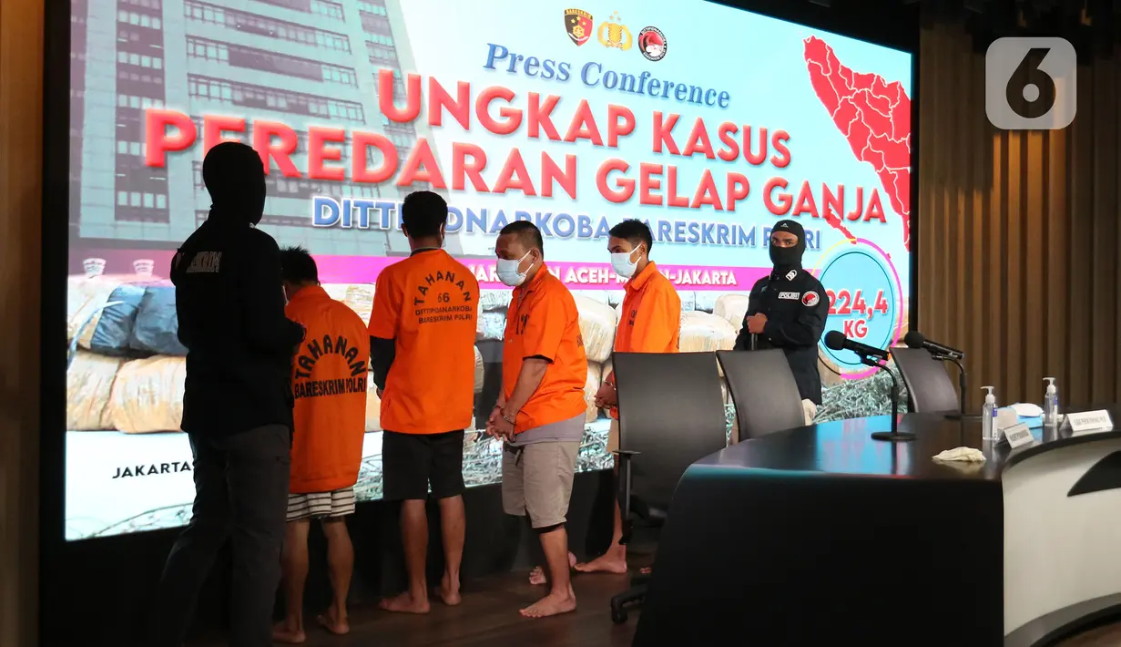 Tersangka dihadirkan saat rilis kasus narkotika di Gedung Divisi Humas Polri, Jakarta, Jumat (26/11/2021). Dirtipid Narkoba mengungkap kasus peredaran narkotika jenis ganja sejumlah 224,4 kilogram jaringan Aceh-Jakarta dengan menangkap empat orang tersangka. (Liputan6.com/Herman Zakharia)