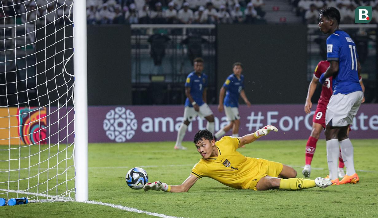 <p>Kiper Timnas Indonesia U-17, Ikram Algiffari kebobolan gol kedua oleh Timnas Ekuador U-17 yang akhirnya dianulir VAR akbiat offside pada laga pertama Grup A Piala Dunia U-17 di Stadion Gelora Bung Tomo, Surabaya, Jumat (10/11/2023) malam WIB. (Bola.com/Bagaskara Lazuardi)</p>