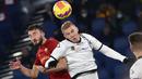 Gelandang AS Roma Bryan Cristante berebut bola dengan gelandang Spezia, Viktor Kovalenko pada pekan ke-17 Liga Italia 2021/2022 di Olimpico, Selasa (14/12/2021) dini hari WIB. AS Roma berhasil mendulang tiga poin setelah mengalahkan Spezia dengan skor 2-0. (Alfredo Falcone/LaPresse via AP)
