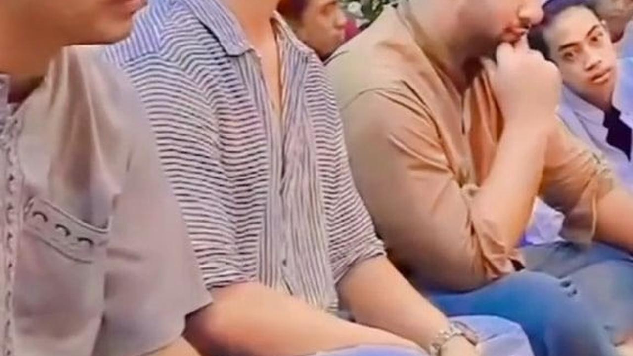 Dalam kesempatan tersebut, Ammar Zoni mengikuti kajian bersama teman artis lainnya dengan penuh khidmat.
