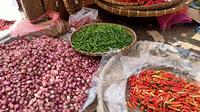 Harga komoditas bawang di pasar tradisional Pasar Bogor Baru pada Jum'at (25/7/2025) mengalami penurunan harga untuk bawang putih dan kenaikan untuk bawang merah.