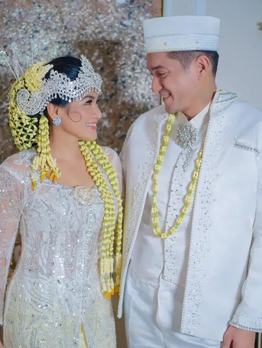 Seperti pengantin Sunda pada umumnya, Titi Kamal melengkapi penampilannya dengan siger dan roncean melati. [@titi_kamall]