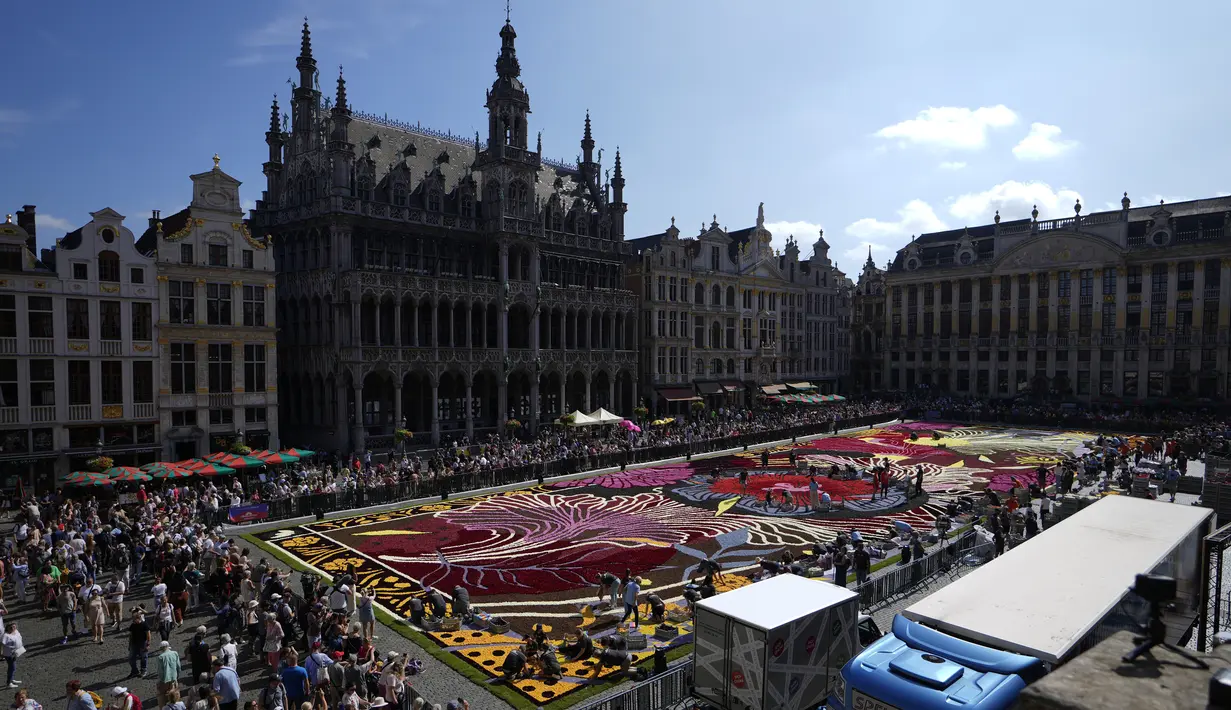 Karpet bunga pertama di Brussel dibuat oleh arsitek lanskap Etienne Stautemas pada tahun 1971. (AP Photo/Virginia Mayo)