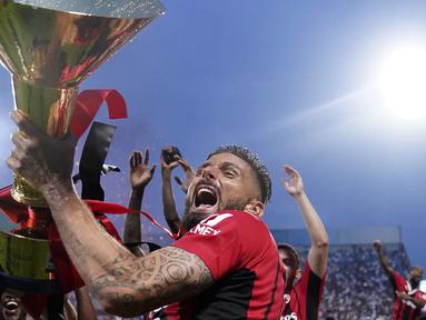 AC Milan berhasil meraih gelar juara Liga Italia untuk yang ke-19 kalinya pada musim 2021/2022, menyisihkan pesaing kuatnya sesama tim kota Milan, Inter Milan yang kini sama-sama mengoleksi 19 gelar juara. Keberhasilan AC Milan merupakan kolaborasi skuat mereka yang dihuni para pemain tua dan muda, di antaranya 5 pemain asal Prancis berikut. (LaPresse via AP/Spada)