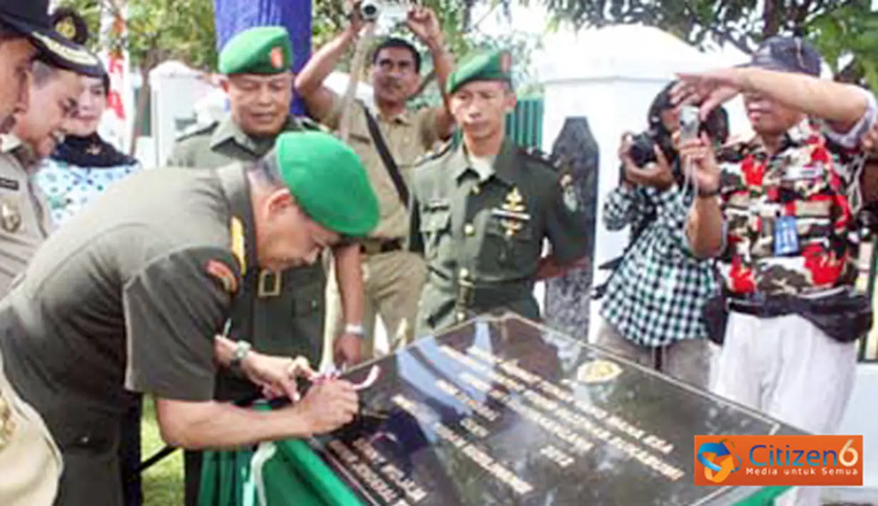 Citizen6, Sukabumi:  Pangdam III/Siliwangi Mayor Jenderal TNI Sonny Widjaja meresmikan Kodim 0622/Kabupaten Sukabumi, Rabu (4/4) bertempat di Makodim 0622/Kabupaten Sukabumi. (Pengirim: Badarudin Bakri)