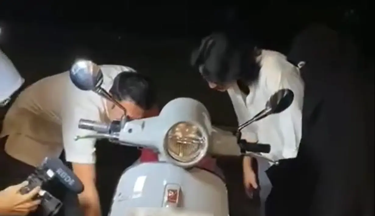 Raffi Ahmad menunjukkan angka 1717 yang merupakan angka kelahirannya dan kelahiran sang istri. Raffi juga meminta maaf kepada sang pemberi motor. Dari pada motor tak pernah dipakai, diberikan orang lain agar bermanfaat.[Instagram/_ummi_pipik_]