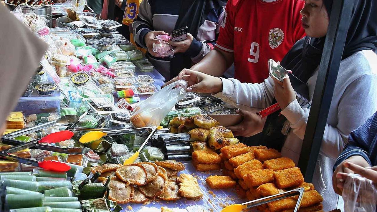 FOTO: Berdesakan Berburu Takjil Di Pasar Benhil