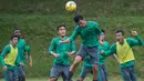 Striker Timnas Indonesia, Lerby Eliandry, menyundul bola saat latihan jalang laga Piala AFF 2016 di Lapangan SPH Sentul, Jawa Barat, Kamis (1/12/2016). Timnas Indonesia akan melawan Vietnam pada Sabtu (3/12) esok. (Bola.com/Vitalis Yogi Trisna)