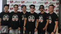 Grup band Repvblik berpose usai peluncuran album kedua di kawasan Tugu Tani, Jakarta, Rabu (7/9). Album kedua Repvblik bertajuk 'Aku Tetap Cinta' dengan memuat 13 lagu.(Liputan6.com/Herman Zakharia)