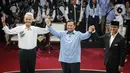 <p>Tiga Calon Presiden, Ganjar Pranowo, Prabowo Subianto dan Anies Baswedan (kiri ke kanan) mengangkat tangan usai debat perdana Pilpres 2024 di halaman Gedung Komisi Pemilihan Umum (KPU), Selasa (12/12/2023). (Liputan6.com/Faizal Fanani)</p>