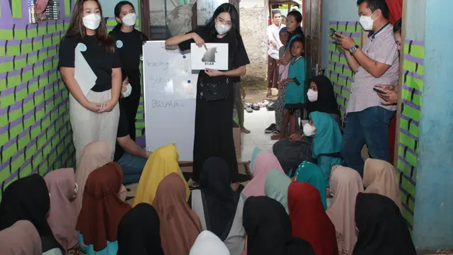 Finalis Gadis Sampul 2019 Endrinayla Rafa Amanda, memberikan santunan dan belajar bahasa Inggris praktis untuk anak kurang mampu.