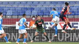 Pemain Genoa, Edoardo Goldaniga, berebut bola dengan pemain Napoli pada laga lanjutan Seria A di Stadion Comunale Luigi Ferraris, Kamis (9/7/2020) dini hari WIB. Napoli menang 2-1 atas Genoa. (Tano Pecoraro/LaPresse via AP)