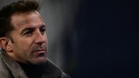 Mantan pemain sepak bola Italia, Alessandro Del Piero, memberi isyarat sebelum pertandingan Liga Champions UEFA antara Juventus dan Benfica di stadion Allianz di Turin, Italia, pada 29 Januari 2025. (Marco BERTORELLO/AFP)