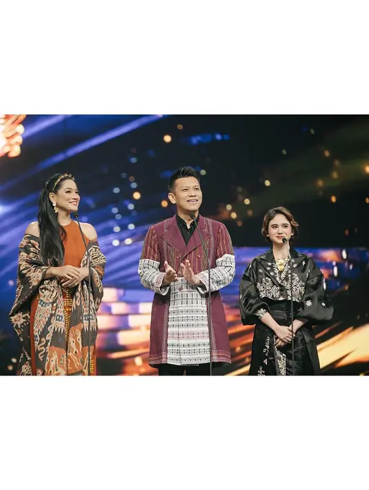Menariknya lagi, selain gaya rambut pendek yang menawan, Tissa Biani juga dikabarkan melakukan makeupnya sendiri. Luar biasa, Tissa Biani menonjolkan area matanya menjadi lebih tajam dan pulasan lipstik berwarna merah. [Foto: Instagram/tissabiani]