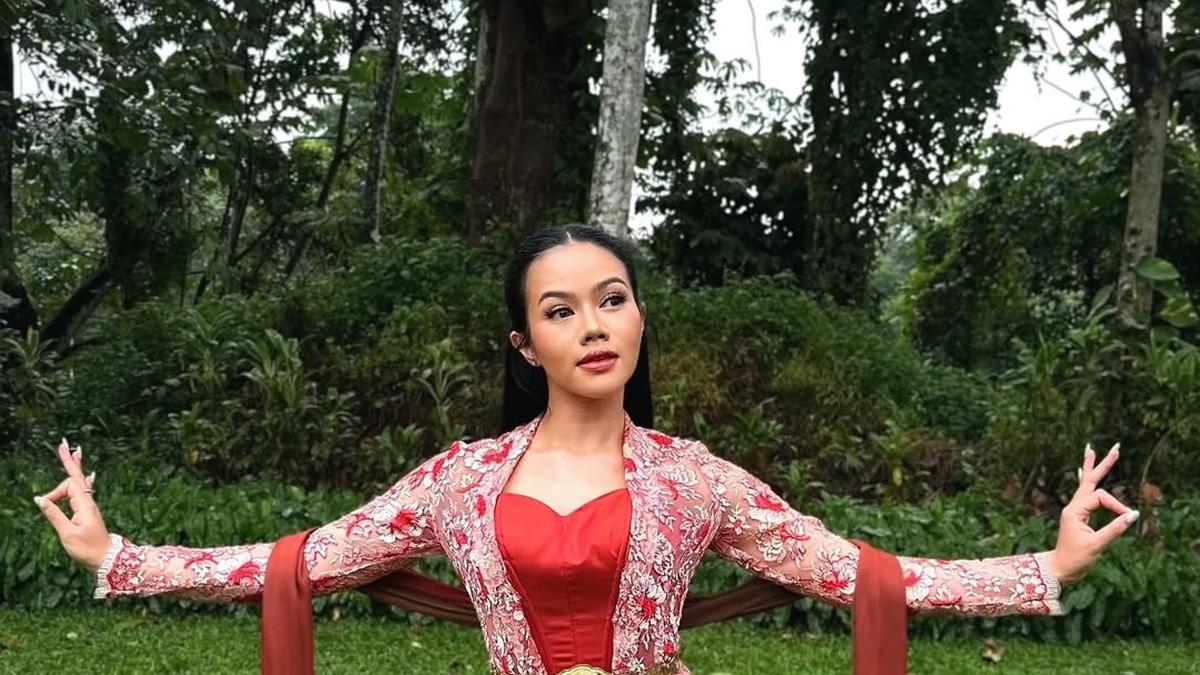 6 Potret Yura Yunita Padukan Kebaya dan Bustier dengan Gaya Tak Biasa, Inspirasi Tampilan Hari Kebaya Nasional 24 Juli
