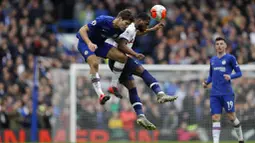 Bek Chelsea, Marcos Alonso, duel udara dengan pemain Tottenham Hotspur, Japhet Tanganga, pada laga Premier League di Stadion Stamford Bridge, Sabtu (22/2/2020). Chelsea menang 2-1 atas Tottenham Hotspur. (AP/Kirsty Wigglesworth)