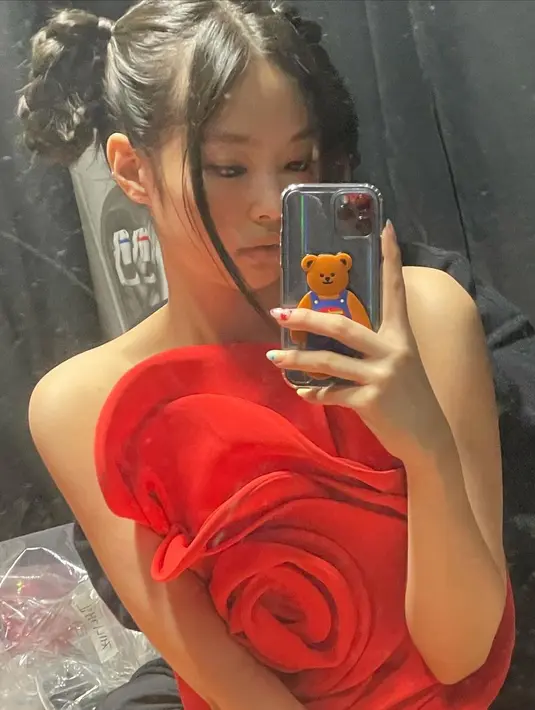 Mengenakan top mawar raksasa dengan braid pigtails, Jennie tampil cute dan hot di waktu bersamaan. [@jennierubyjane]