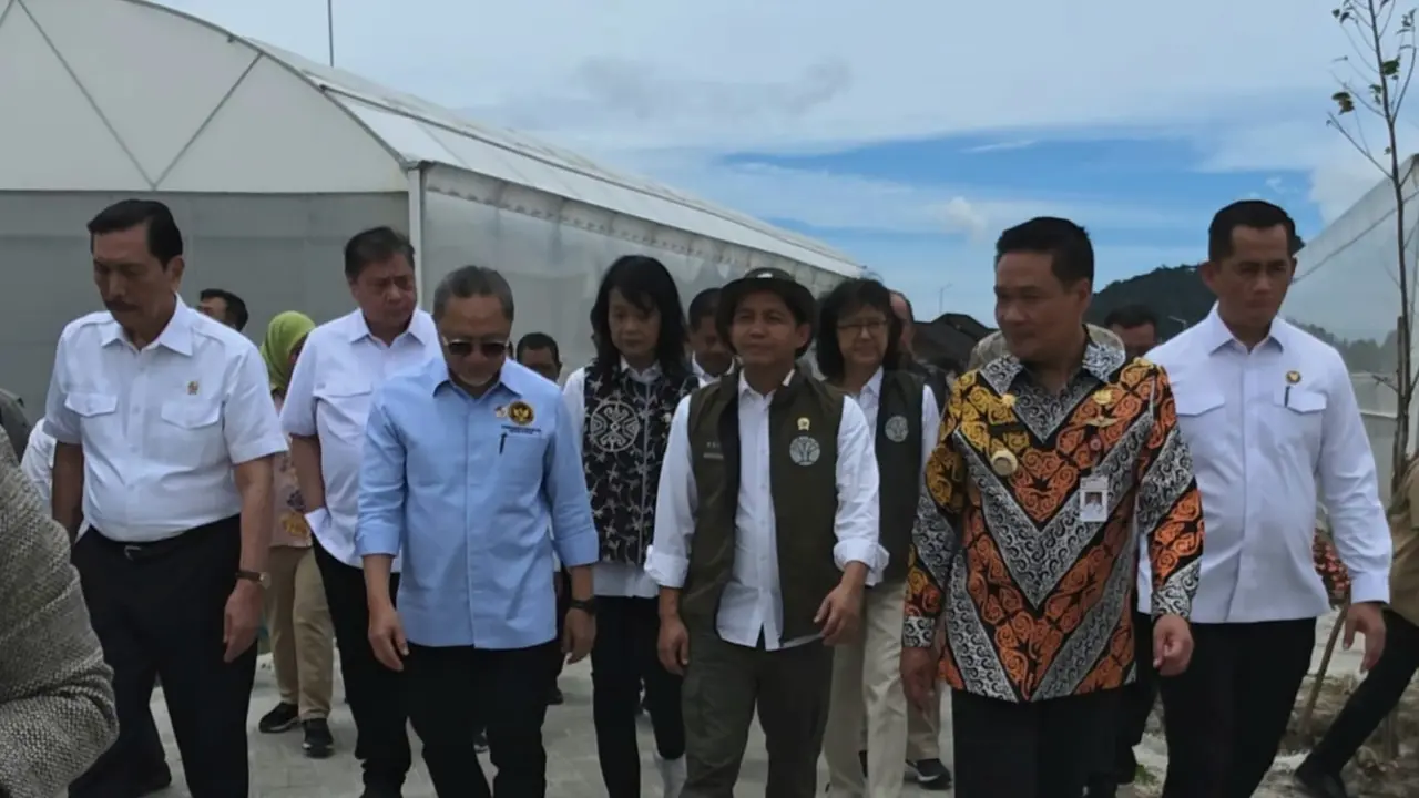 Menteri Kehutanan (Menhut) Raja Juli Antoni mendampingi Ketua Dewan Ekonomi Nasional (DEN) Luhut Binsar Pandjaitan meninjau Taman Sains Teknologi Herbal dan Hortikultura (TSTH2) (Istimewa)