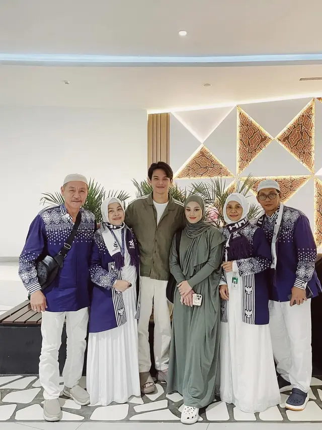 6 Potret Rey Mbayang dan Dinda Hauw Antar Orangtua Berangkat Haji, Banjir Doa