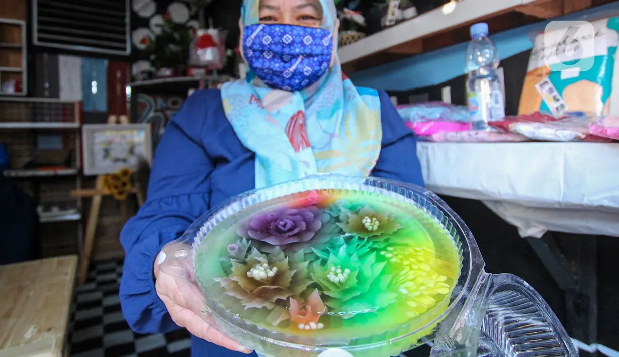 Pedagang memperlihatkan dagangannya di Pojok UMKM, Kota Tangerang, Jumat (22/8/2020). Pemerintah daerah setempat meluncurkan Pojok UMKM Cibodas dalam rangka membantu pelaku usaha mempromosikan hasil produknya demi meningkatkan perekonomian wilayah di tengah pandemi. (Liputan6.com/Angga Yuniar)