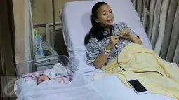 Vokalis Band Kotak Tantri Syalindri Ichlasari memberikan keterangan kepada wartawan usai melahirkan di RS YPK Mandiri, Jakarta, (24/4). Tantri Kotak Melahirkan melalui proses Caesar dengan berat 3.35 kg panjang 51 cm. (Liputan6.com/Gempur M Surya)