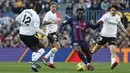 <p>Gelandang Barcelona, Franck Kessie menggiring bola saat bertanding melawan Valencia selama pertandingan lanjutan La Liga Spanyol di stadion Camp Nou, Spanyol, Minggu (5/3/2023). Barcelona menang tipis atas Valencia dengan skor 1-0. (AP Photo/Joan Monfort)</p>