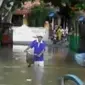 Banjir dengan ketinggian 1 meter lebih ini merendam ribuan rumah warga di kota Sampang dan beberapa desa di sekitar kota.