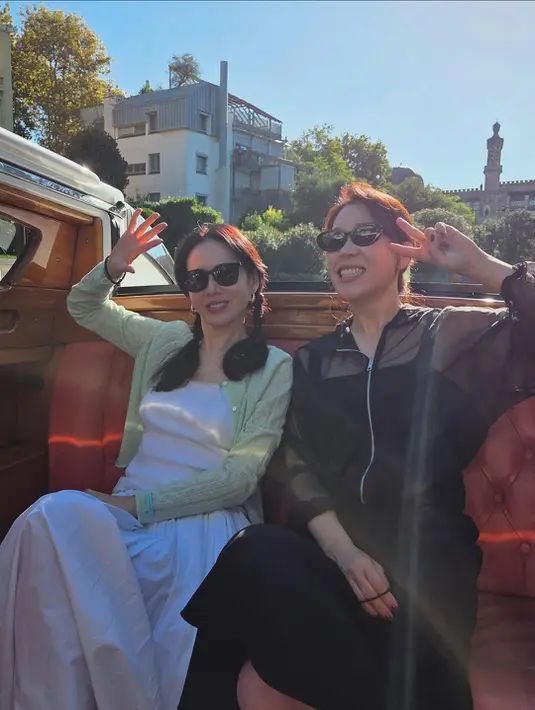 Kenakan tanktop, midi skirt, dan cardigan hijau pastel, Son Hye Jin tak terlihat sudah berusia 40an [@yejinhand]