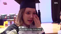 Tangis Haru Sooyoung Ingat Perjuangan Lulus Kuliah
