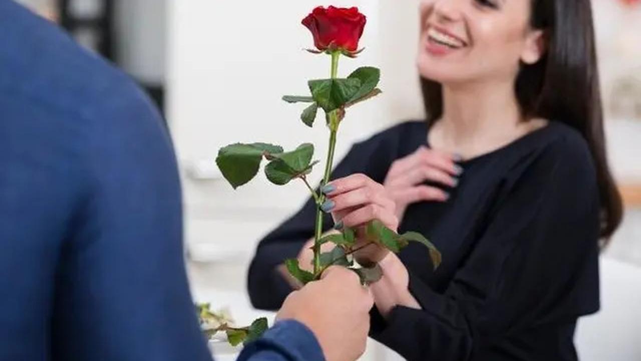 5 Tanda Pria Menyukaimu Secara Diam-Diam