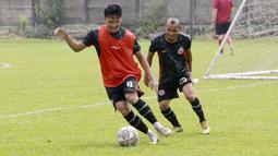 Meski serius dalam menjalani sesi latihan namun keduanya beberapa kali juga tertawa bersama termasuk saat momen perebutan bola. (Bola.com/M iqbal Ichsan)