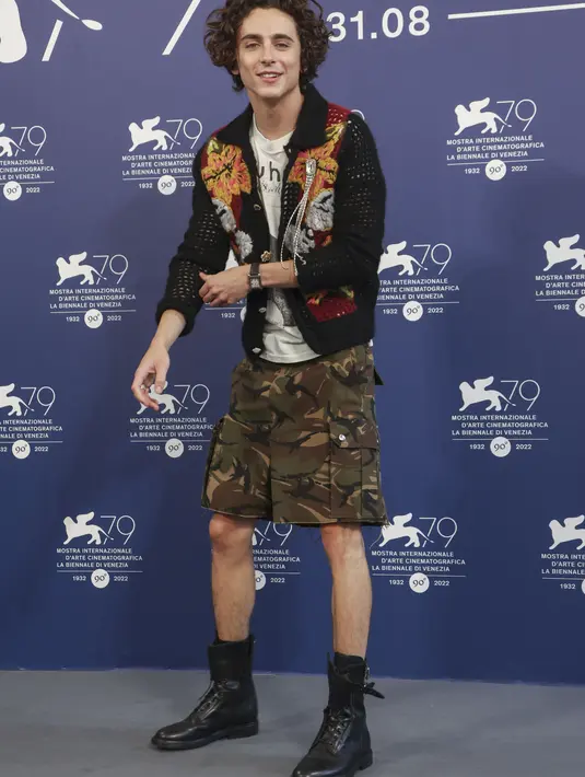Timothee Chalamet berpose untuk fotografer pada sesi pemotretan untuk film 'Bones and All' selama Venice Film Festival 2022 ke-79 di Venesia, Italia (2/9/2022). Timothée Chalamet juga tampil mengenakan sepatu bot hitam setinggi shin, bersama dengan kalung rantai perak dan cincin koordinasi. (Photo by Joel C Ryan/Invision/AP)