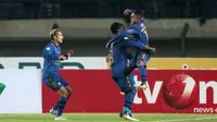 Trio Persib Bandung FEM (Febri, Essien dan Maitimo) merayakan gol saat melawan PS TNI pada lanjutan Liga 1 2017 di Stadion Si Jalak Harupat, Sabtu (05/8/2017). (Bola.com/Nicklas Hanoatubun)