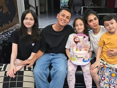 Sheva mendapatkan banyak kado dari orang tua dan keluarga. Momen hangat perayaan ulang tahun Sheva ini diunggah Ussy Sulistiawaty di laman Instagramnya. Dalam keterangan unggahannya, Ussy menuliskan ucapan selamat dan doa untuk anak keduanya dari pernikahannya dengan Andhika ini. Ussy juga ungkap jika Amel dan Ara tidak bisa turut serta merayakan. (Liputan6.com/IG/@ussypratama)